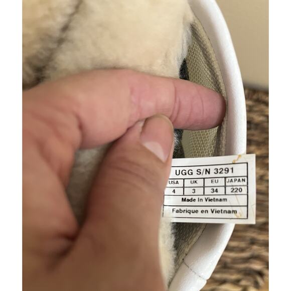 UGG Australia WHITE WATERPROOF SHEEPSKIN SNOW BOOTS Sz 4 - Picture 7 of 14